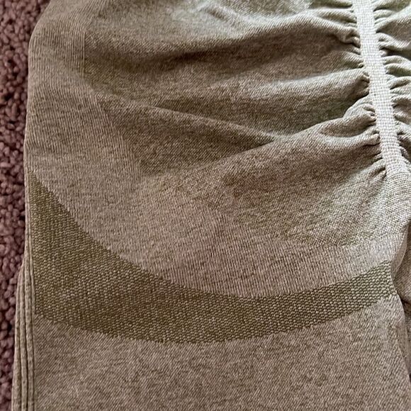 NWOT Women’s Size M High Waisted Workout scrunched booty shorts olive green - Picture 4 of 7